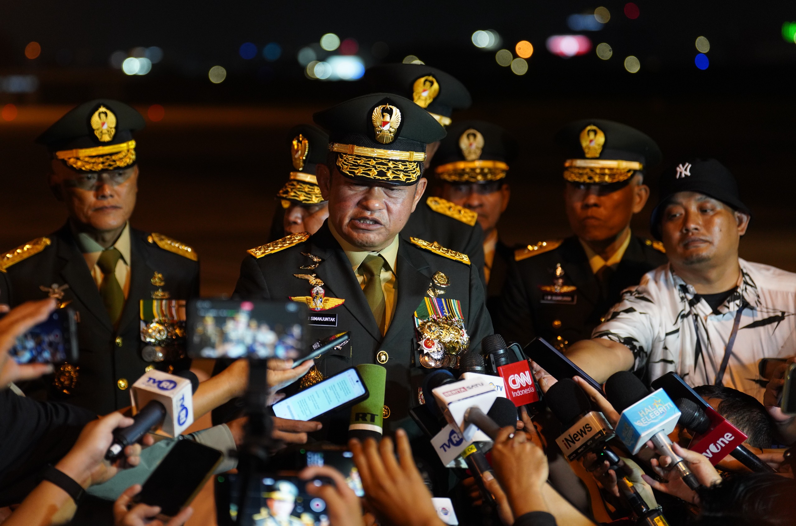 Kepala Staf Angkatan Darat (Kasad) Jenderal TNI Maruli Simanjuntak, M.Sc., memimpin upacara pelepasan tiga jenazah prajurit TNI yang gugur dalam misi menjaga perdamaian di Lebanon. (BeritaNasional/Elvis/HO Dispenad)