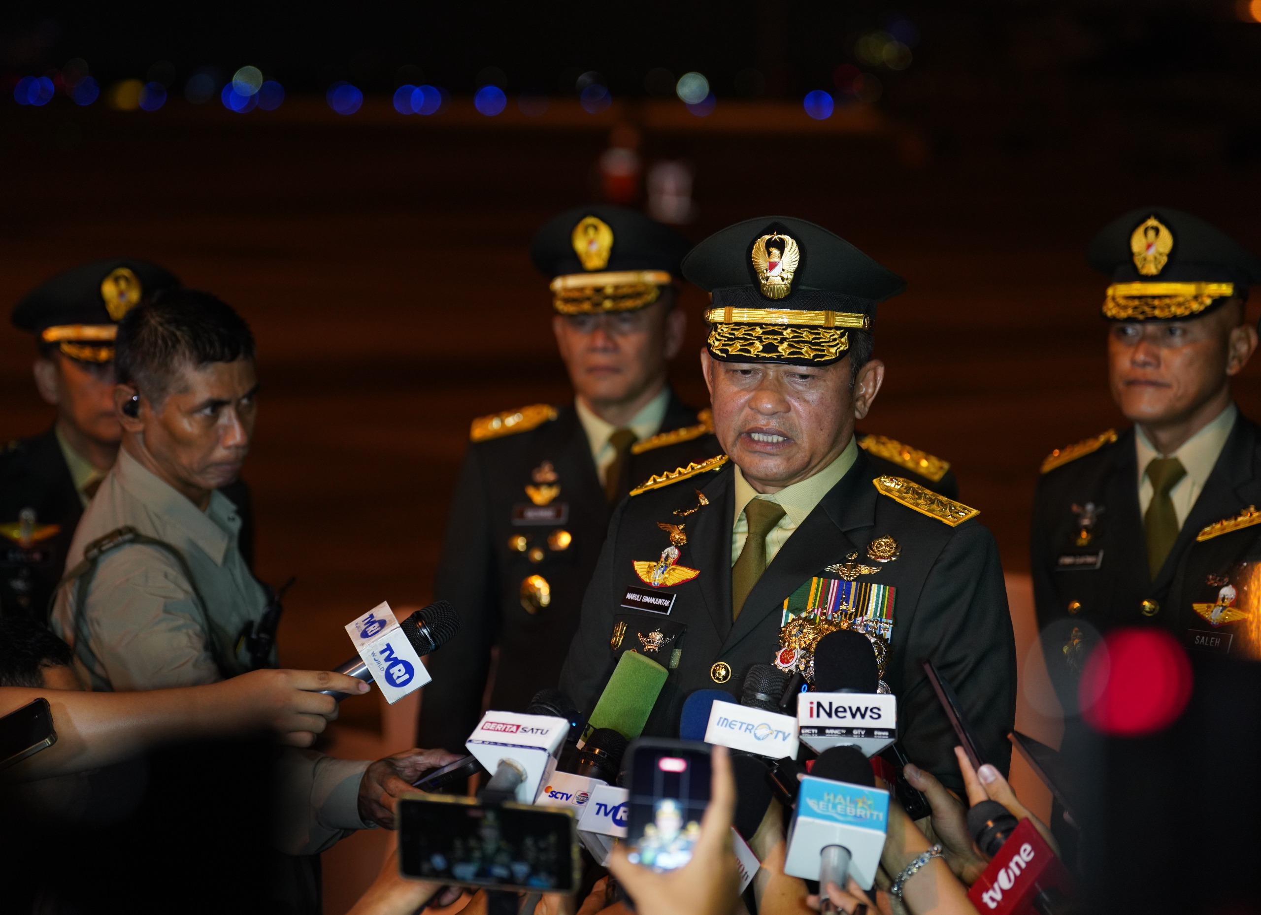 Kepala Staf Angkatan Darat (Kasad) Jenderal TNI Maruli Simanjuntak, M.Sc., memimpin upacara pelepasan tiga jenazah prajurit TNI yang gugur dalam misi menjaga perdamaian di Lebanon. (BeritaNasional/Elvis/HO Dispenad)