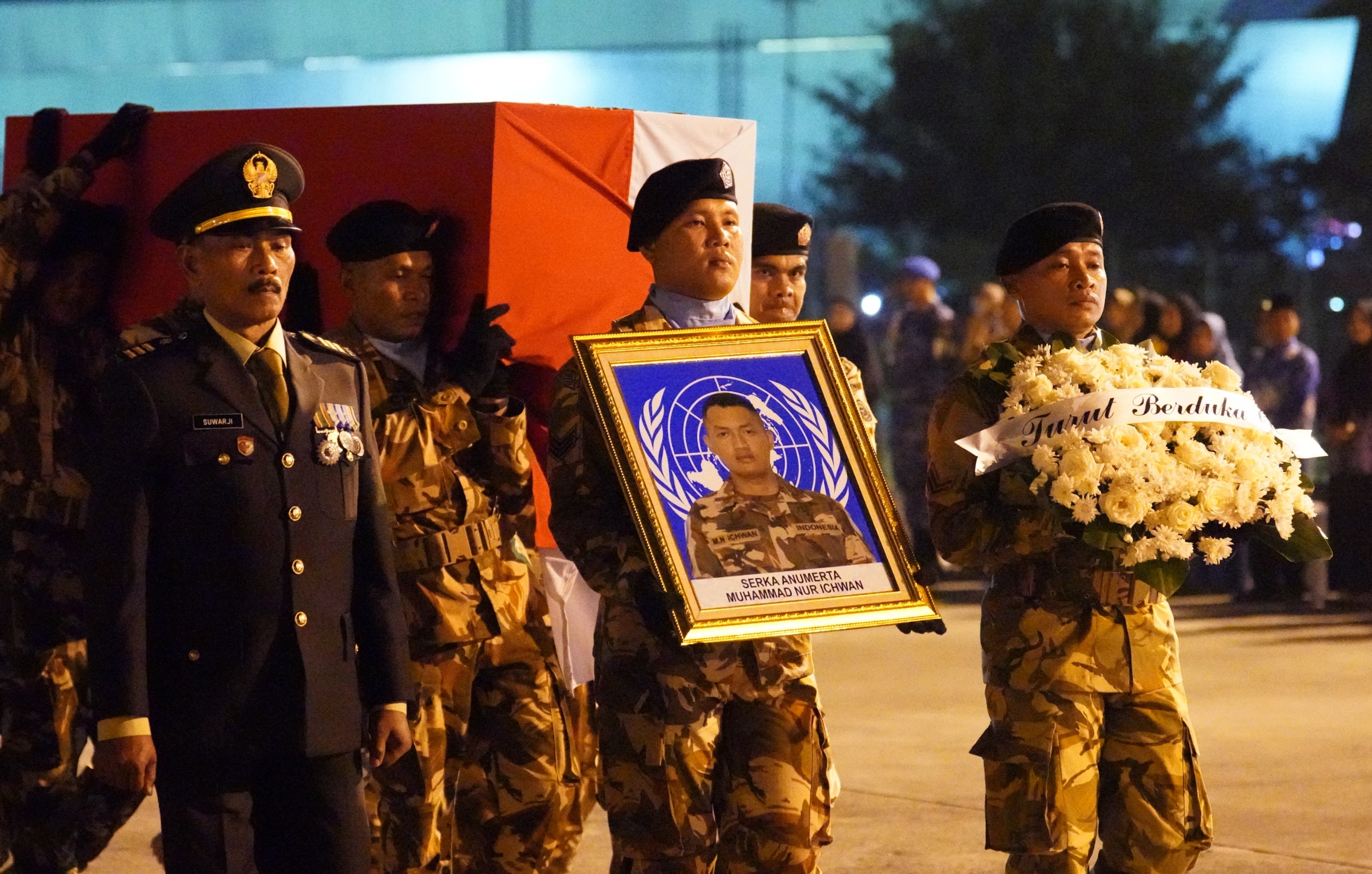 Kepala Staf Angkatan Darat (Kasad) Jenderal TNI Maruli Simanjuntak, M.Sc., memimpin upacara pelepasan tiga jenazah prajurit TNI yang gugur dalam misi menjaga perdamaian di Lebanon. (BeritaNasional/Elvis/HO Dispenad)