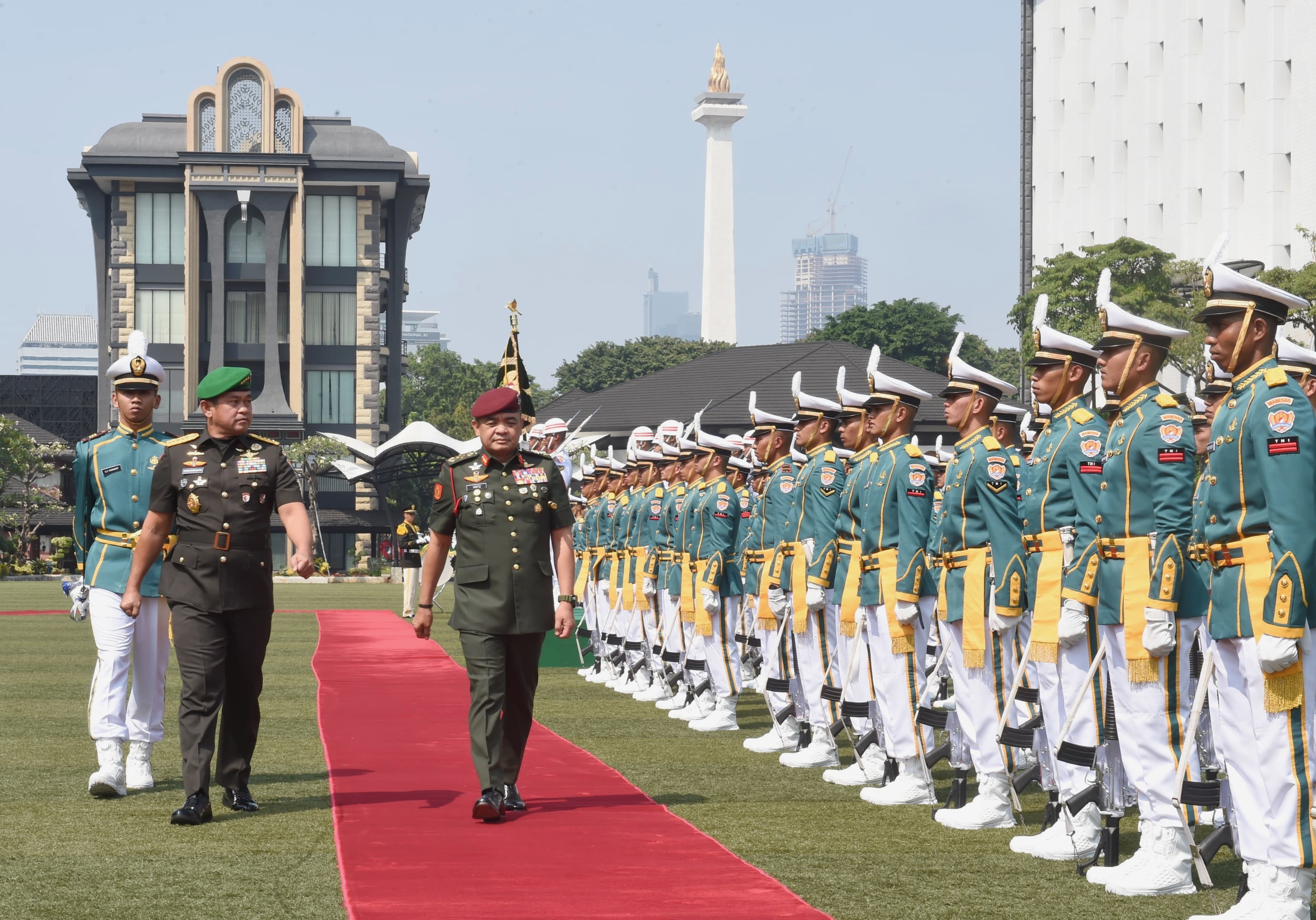 Kepala Staf Angkatan Darat (Kasad) Jenderal TNI Maruli Simanjuntak M.Sc. menerima kunjungan kehormatan Panglima Tentera Darat Malaysia (Kasad Malaysia) General Tan Sri Dato' Wira Muhammad Hafizuddeain Bin Jantan. (BeritaNasional/HO/Elvis Sendouw)