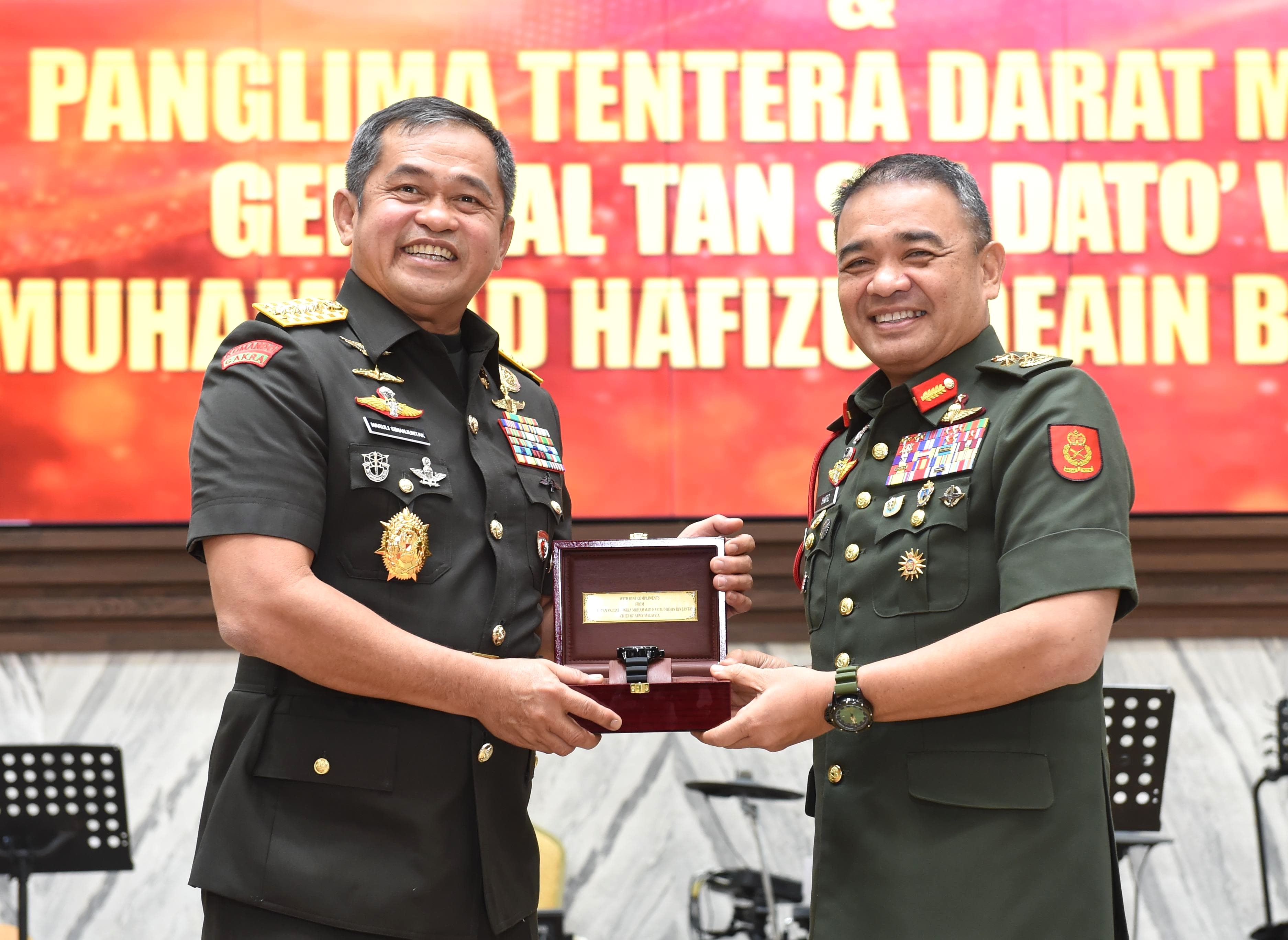 Kepala Staf Angkatan Darat (Kasad) Jenderal TNI Maruli Simanjuntak M.Sc. menerima kunjungan kehormatan Panglima Tentera Darat Malaysia (Kasad Malaysia) General Tan Sri Dato' Wira Muhammad Hafizuddeain Bin Jantan. (BeritaNasional/HO/Elvis Sendouw)