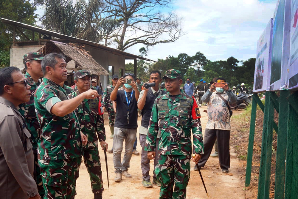 Kepala Staf Angkatan Darat (Kasad) Jenderal TNI Maruli Simanjuntak meninjau langsung pembangunan Jembatan Armco di Kelurahan Hutanabolon, Kec Tukka, Kabupaten Tapanuli Tengah. (BeritaNasional/Elvis/HO Dispenad)