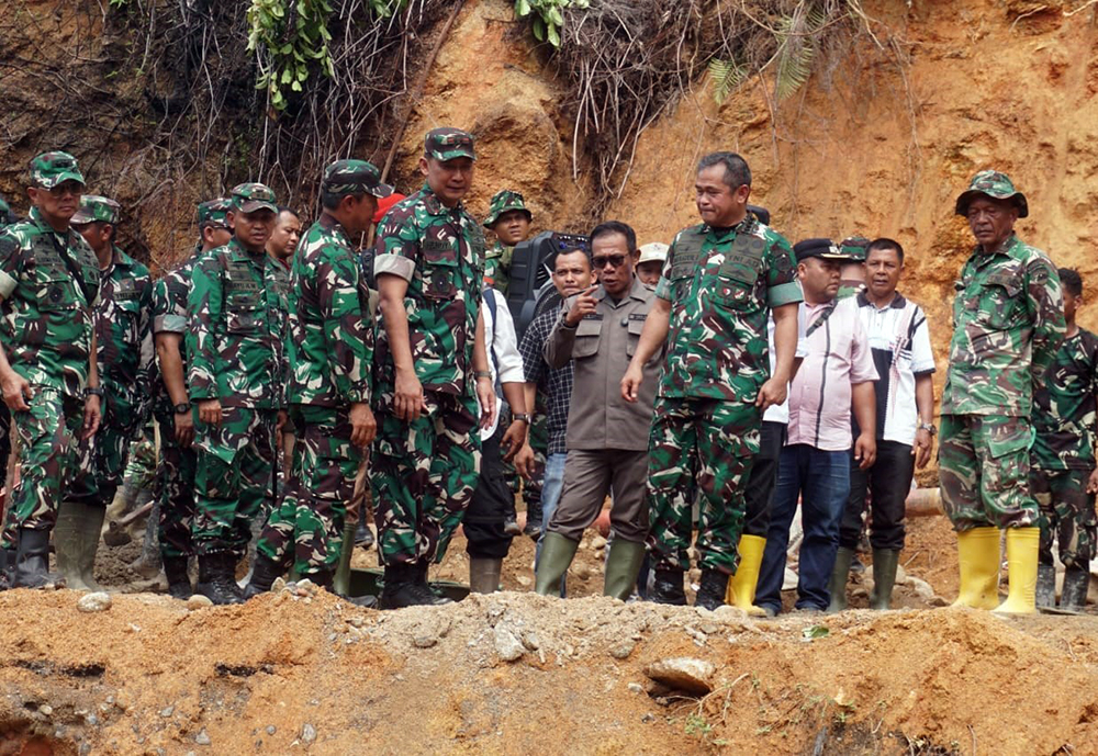 Kepala Staf Angkatan Darat (Kasad) Jenderal TNI Maruli Simanjuntak meninjau langsung pembangunan Jembatan Armco di Kelurahan Hutanabolon, Kec Tukka, Kabupaten Tapanuli Tengah. (BeritaNasional/Elvis/HO Dispenad)