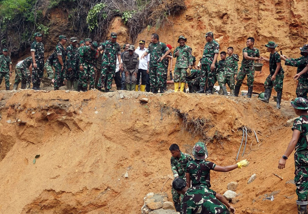 Kepala Staf Angkatan Darat (Kasad) Jenderal TNI Maruli Simanjuntak meninjau langsung pembangunan Jembatan Armco di Kelurahan Hutanabolon, Kec Tukka, Kabupaten Tapanuli Tengah. (BeritaNasional/Elvis/HO Dispenad)