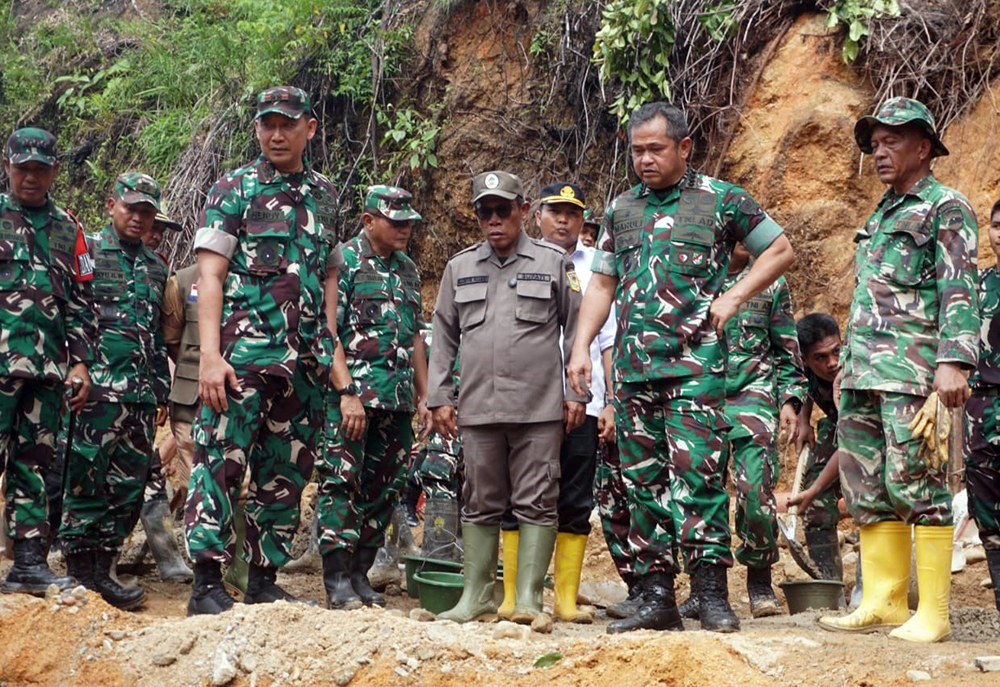 Kepala Staf Angkatan Darat (Kasad) Jenderal TNI Maruli Simanjuntak meninjau langsung pembangunan Jembatan Armco di Kelurahan Hutanabolon, Kec Tukka, Kabupaten Tapanuli Tengah. (BeritaNasional/Elvis/HO Dispenad)