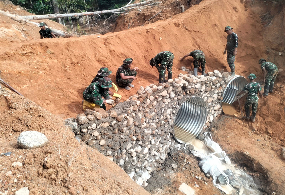 Kepala Staf Angkatan Darat (Kasad) Jenderal TNI Maruli Simanjuntak meninjau langsung pembangunan Jembatan Armco di Kelurahan Hutanabolon, Kec Tukka, Kabupaten Tapanuli Tengah. (BeritaNasional/Elvis/HO Dispenad)