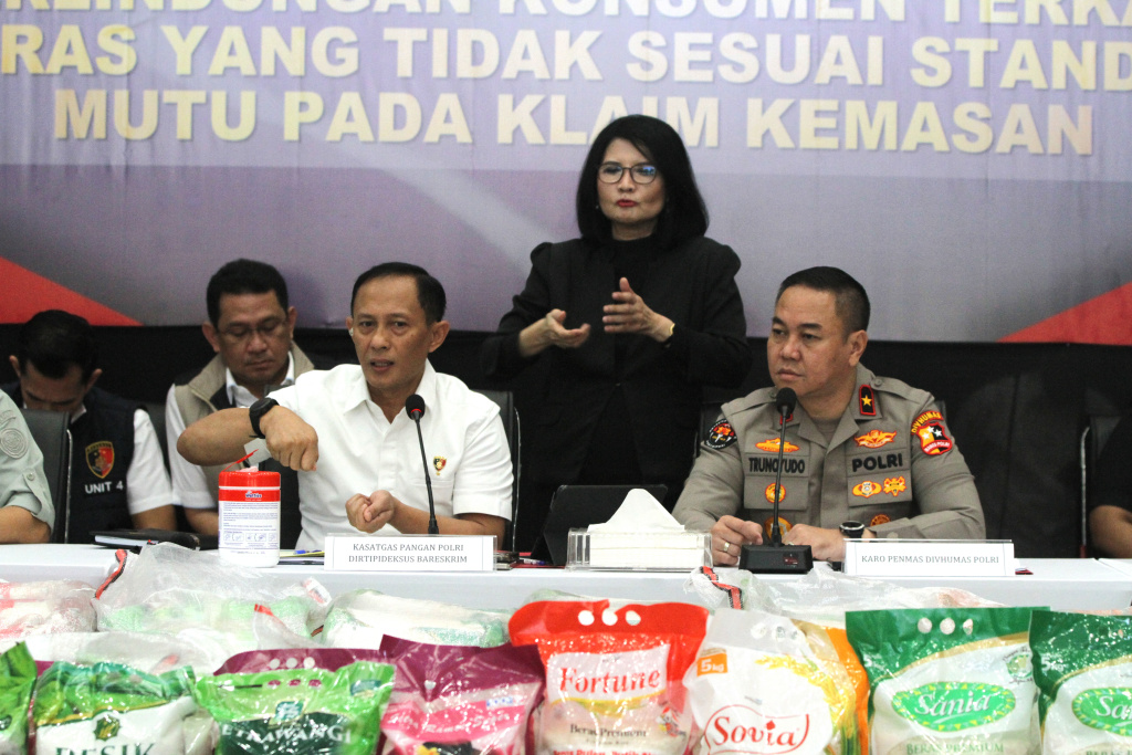 Dirtipideksus Bareskrim Polri sekaligus Kasatgas Pangan Polri Brigjen Pol. Helfi Assegaf (kedua kanan) didampingi Karo Penmas Divhumas Polri Brigjen Pol. Trunoyudo Wisnu Andiko (kanan) memberikan keterangan saat pengungkapan kasus beras premium oplosan di Gedung Bareskrim, Mabes Polri, Jakarta, Kamis (24/7/2025). (Berita nasional.com/Oke Atmaja)