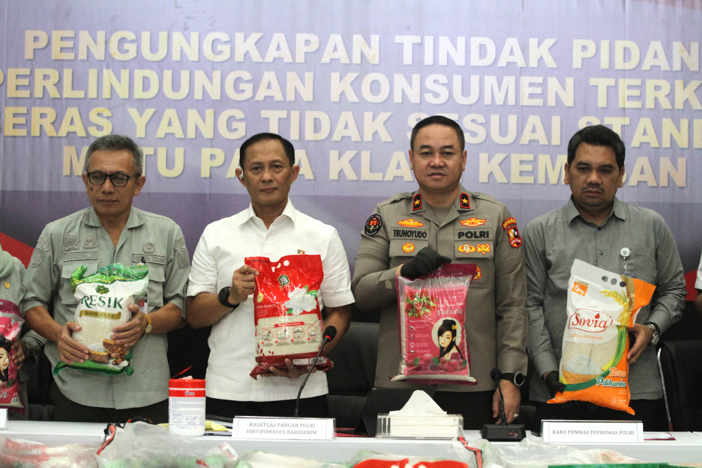 konferensi pers kasus beras premium oplosan di Gedung Bareskrim, Mabes Polri, Jakarta, Kamis (24/7/2025). (Berita nasional.com/Oke Atmaja)
