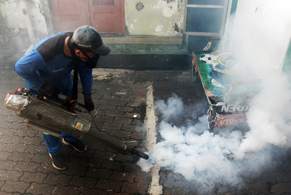 Pekerja melakukan pengasapan (Fogging) pencegahaan nyamuk DBD. (BeritaNasional/Elvis Sendouw)