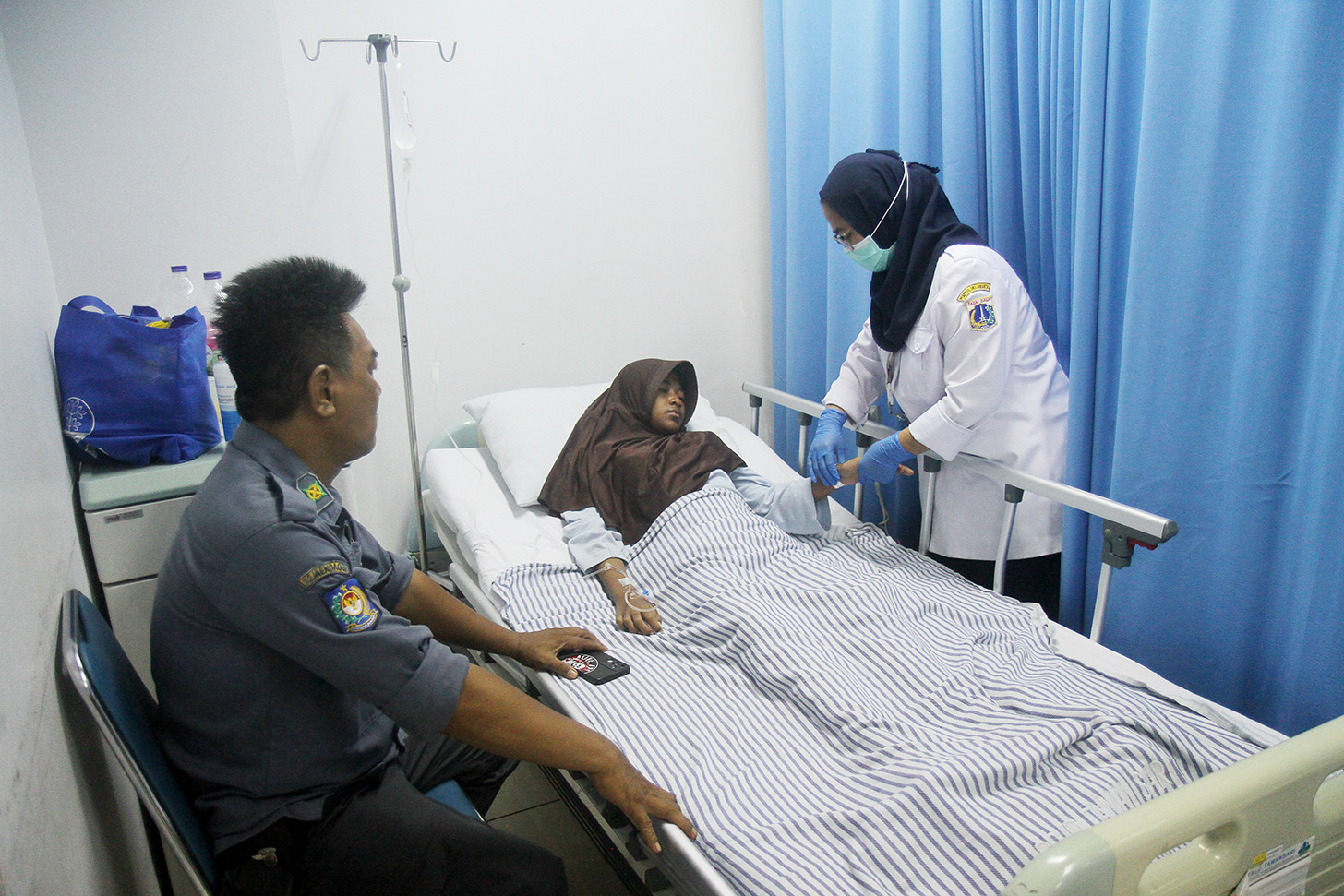 Tenaga medis memeriksa pasien demam berdarah pada ruang perawatan pasien di RSUD Taman Sari, Jakarta barat, Kamis  (17/4/2024).(BeritaNasional.com/Oke Atmaja)