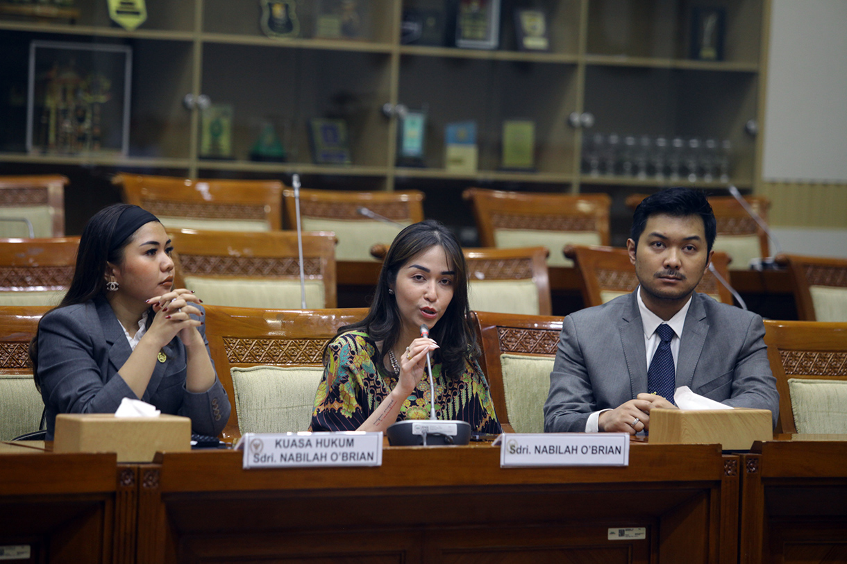 Pemilik Restoran Bibi Kelinci Nabilah O'brien didampingi suami dan tim kuasa hukumnya mengikuti Rapat Dengar PEndapat Umum (RDPU) dengan Komisi III DPR, di Gedung Nusantara II, Kompleks Parlemen Senayan, Jakarta,Senin (9/3/2026). (Beritanasional.com/Oke Atmaja)