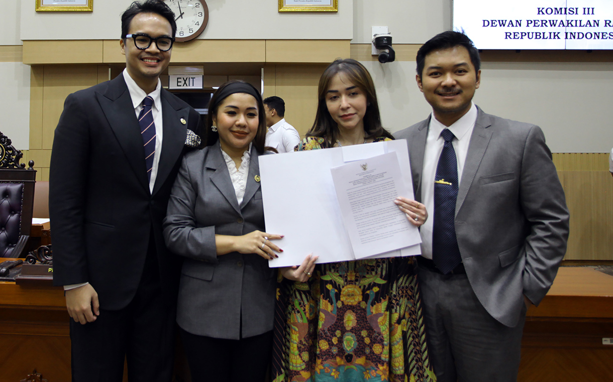 Pemilik Restoran Bibi Kelinci Nabilah O'brien didampingi suami dan tim kuasa hukumnya mengikuti Rapat Dengar PEndapat Umum (RDPU) dengan Komisi III DPR, di Gedung Nusantara II, Kompleks Parlemen Senayan, Jakarta,Senin (9/3/2026). (Beritanasional.com/Oke Atmaja)