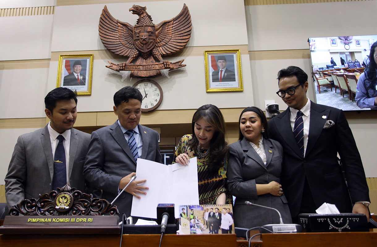 Pemilik Restoran Bibi Kelinci Nabilah O'brien didampingi suami dan tim kuasa hukumnya mengikuti Rapat Dengar PEndapat Umum (RDPU) dengan Komisi III DPR, di Gedung Nusantara II, Kompleks Parlemen Senayan, Jakarta,Senin (9/3/2026). (Beritanasional.com/Oke Atmaja)