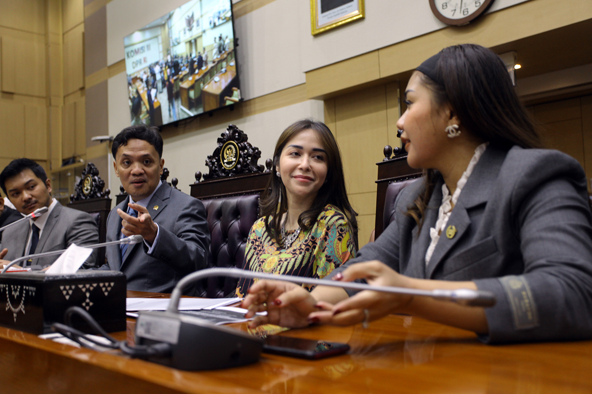 Pemilik Restoran Bibi Kelinci Nabilah O'brien didampingi suami dan tim kuasa hukumnya mengikuti Rapat Dengar PEndapat Umum (RDPU) dengan Komisi III DPR, di Gedung Nusantara II, Kompleks Parlemen Senayan, Jakarta,Senin (9/3/2026). (Beritanasional.com/Oke Atmaja)