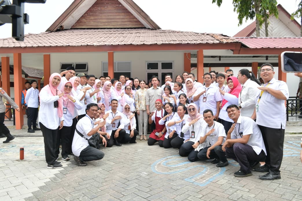 Kawal Kemudahan Akses Pendidikan untuk Anak Indonesia, Wapres Tinjau SRMP 1 Deli Serdang Wakil Presiden (Wapres) Gibran Rakabuming melakukan kunjungan kerja ke Sekolah Rakyat Menengah Pertama (SRMP) 1 Deli Serdang yang berlokasi di Jl. Bedikari No. 37 Lau Bakeri, Deli Serdang. (BeritaNasional/Elvis Sendouw/HO Setwapres)