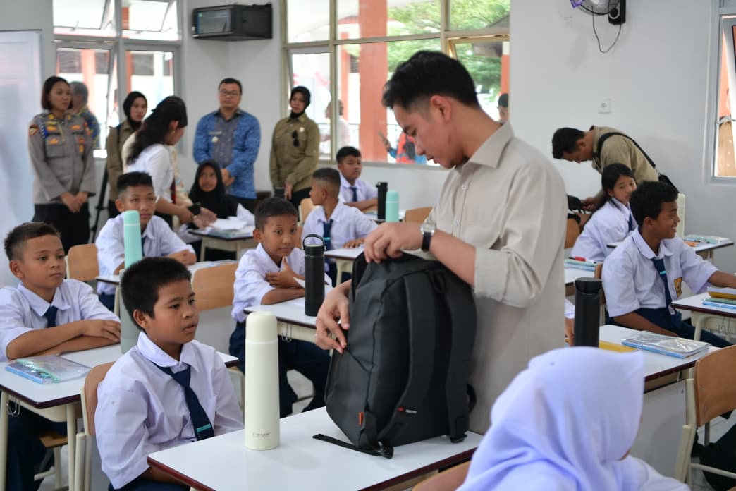 Kawal Kemudahan Akses Pendidikan untuk Anak Indonesia, Wapres Tinjau SRMP 1 Deli Serdang Wakil Presiden (Wapres) Gibran Rakabuming melakukan kunjungan kerja ke Sekolah Rakyat Menengah Pertama (SRMP) 1 Deli Serdang yang berlokasi di Jl. Bedikari No. 37 Lau Bakeri, Deli Serdang. (BeritaNasional/Elvis Sendouw/HO Setwapres)