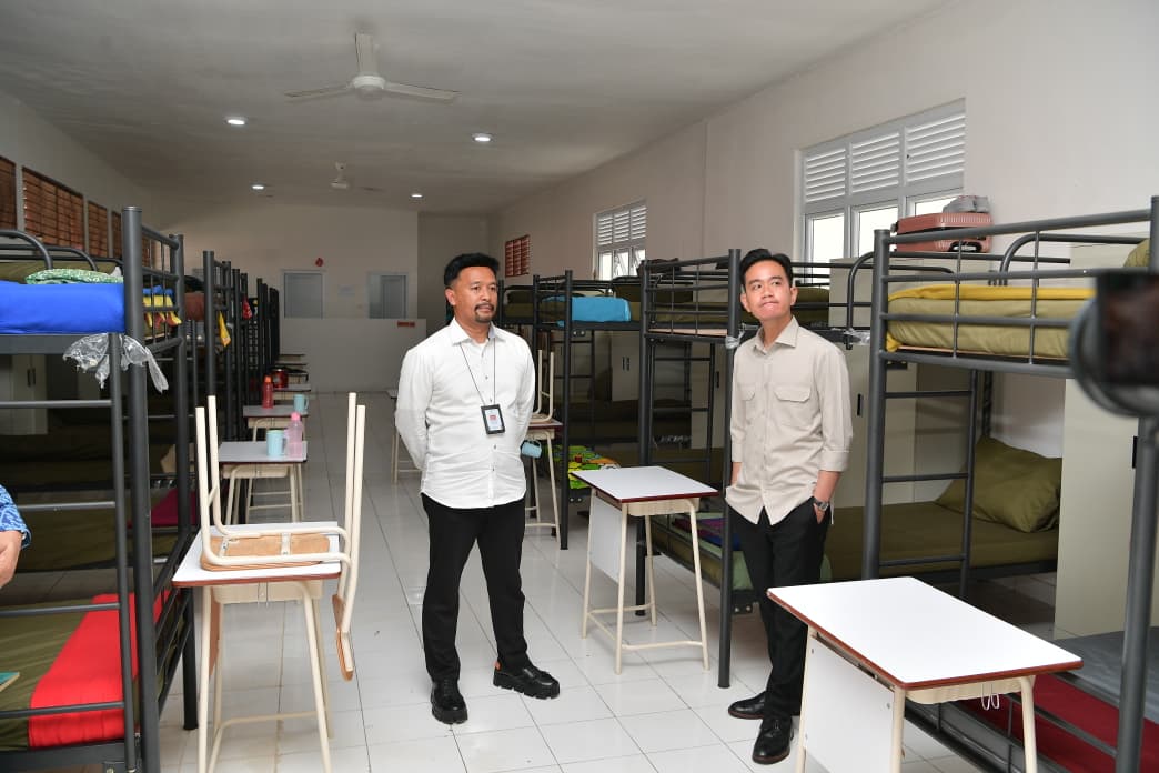 Kawal Kemudahan Akses Pendidikan untuk Anak Indonesia, Wapres Tinjau SRMP 1 Deli Serdang Wakil Presiden (Wapres) Gibran Rakabuming melakukan kunjungan kerja ke Sekolah Rakyat Menengah Pertama (SRMP) 1 Deli Serdang yang berlokasi di Jl. Bedikari No. 37 Lau Bakeri, Deli Serdang. (BeritaNasional/Elvis Sendouw/HO Setwapres)