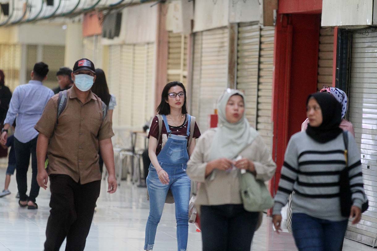 Warga melintas di kawasan bawah tanah Mal Blok M, Jakarta, Minggu(1/6/2025). (Beritanasional.com/Oke Atmaja)
