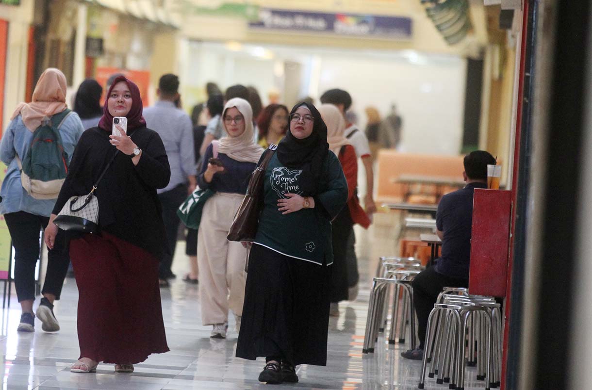 Warga melintas di kawasan bawah tanah Mal Blok M, Jakarta, Minggu(1/6/2025). (Beritanasional.com/Oke Atmaja)