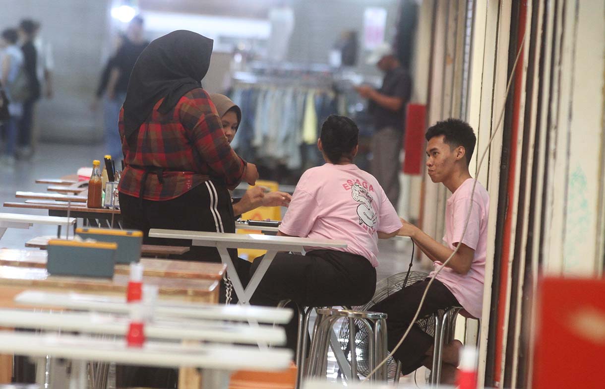 Warga melintas di kawasan bawah tanah Mal Blok M, Jakarta, Minggu(1/6/2025). (Beritanasional.com/Oke Atmaja)