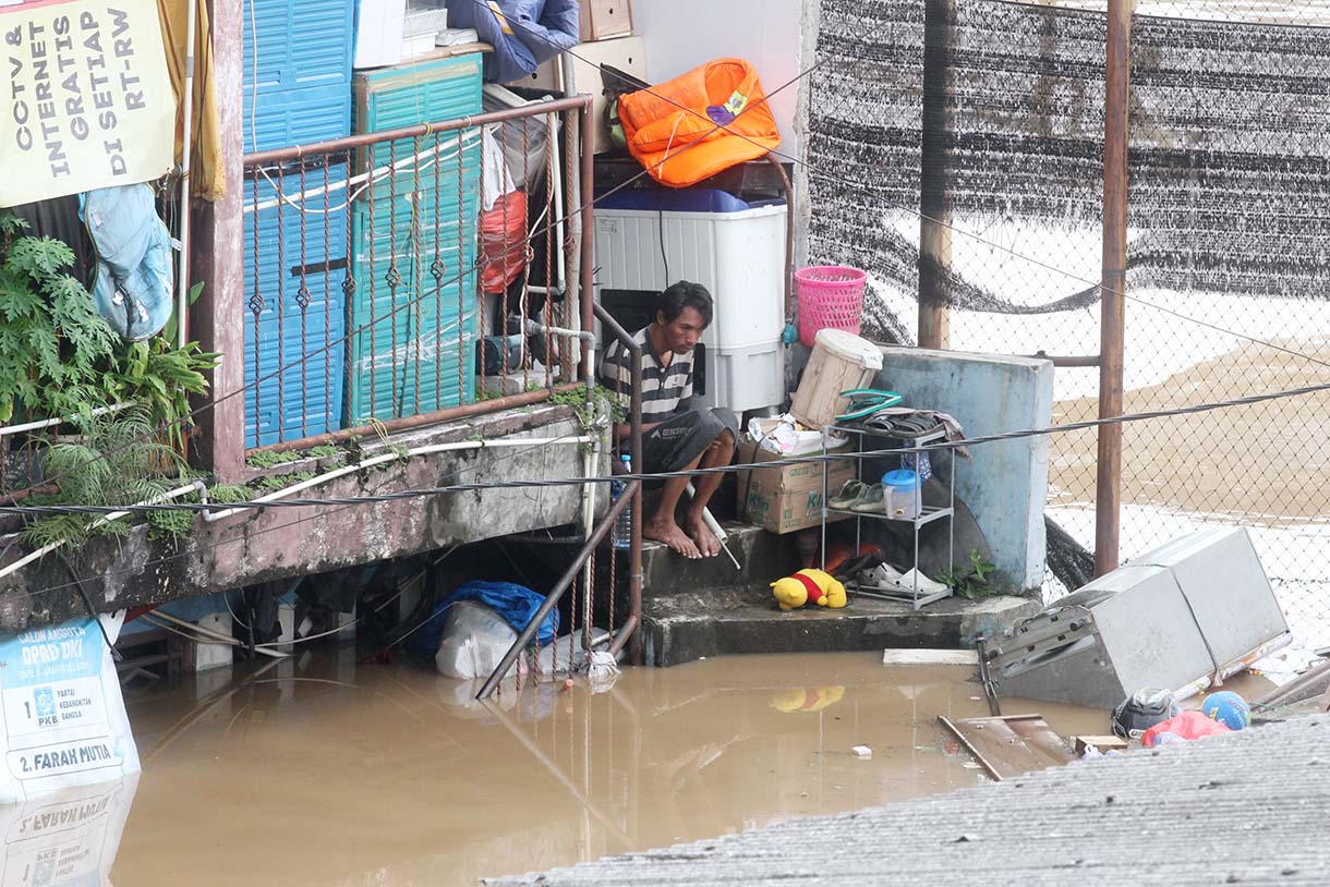 Petugas mengevakuasi warga saat melintasi banjir di kawasan Rawajati, Jakarta, Selasa (4/3/2025).  (Beritanasional.com/Oke Atmaja)