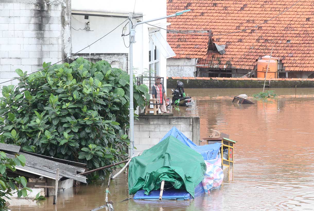 Petugas mengevakuasi warga saat melintasi banjir di kawasan Rawajati, Jakarta, Selasa (4/3/2025).  (Beritanasional.com/Oke Atmaja)