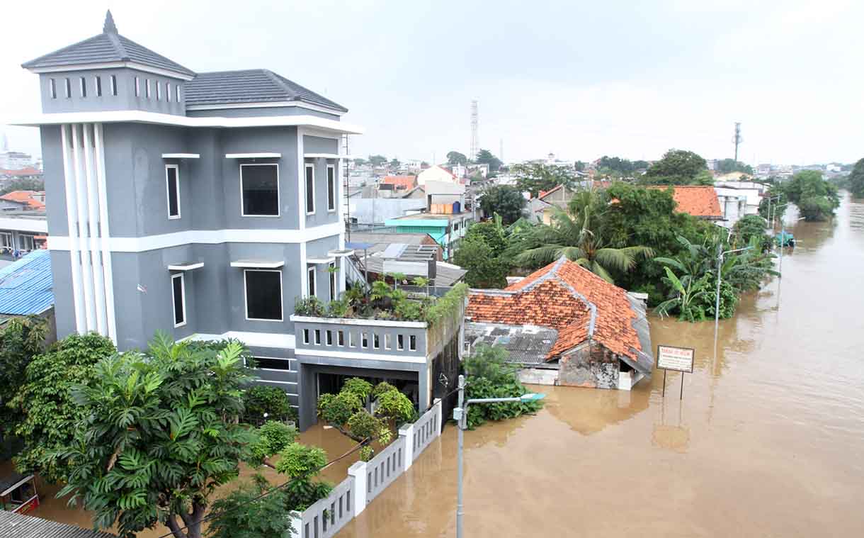 Petugas mengevakuasi warga saat melintasi banjir di kawasan Rawajati, Jakarta, Selasa (4/3/2025).  (Beritanasional.com/Oke Atmaja)