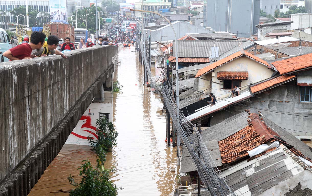 Petugas mengevakuasi warga saat melintasi banjir di kawasan Rawajati, Jakarta, Selasa (4/3/2025).  (Beritanasional.com/Oke Atmaja)