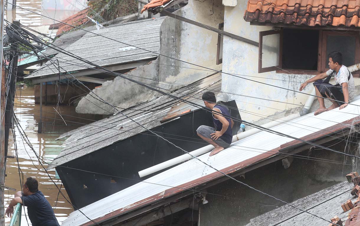 Petugas mengevakuasi warga saat melintasi banjir di kawasan Rawajati, Jakarta, Selasa (4/3/2025).  (Beritanasional.com/Oke Atmaja)