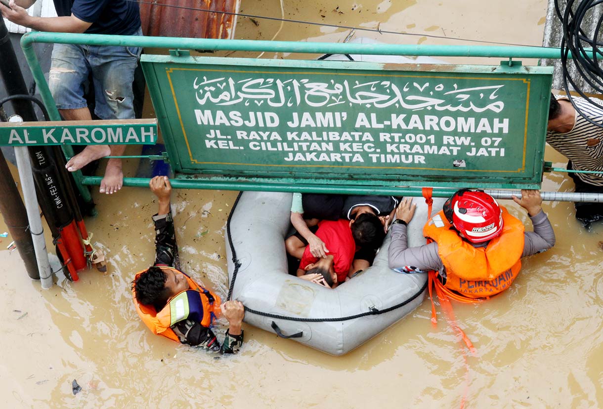 Petugas mengevakuasi warga saat melintasi banjir di kawasan Rawajati, Jakarta, Selasa (4/3/2025).  (Beritanasional.com/Oke Atmaja)