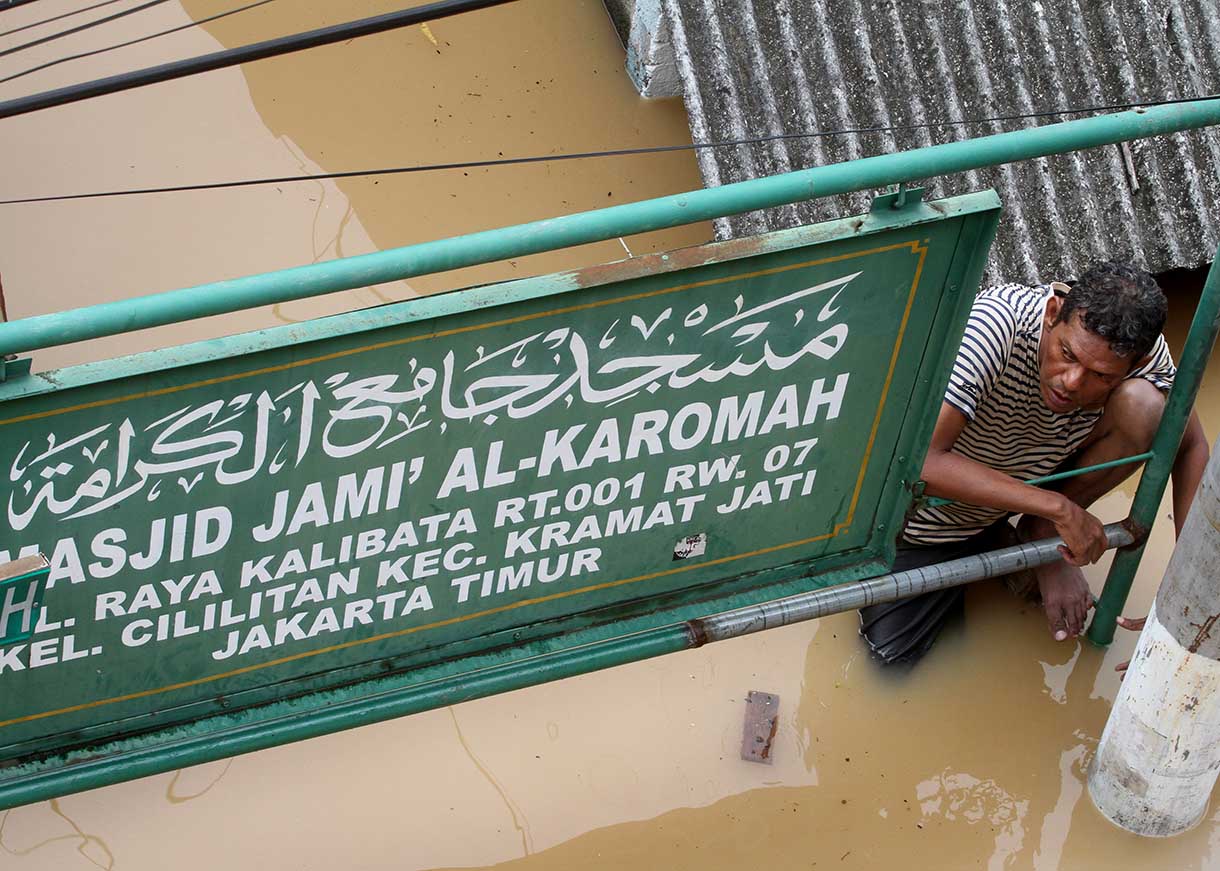 Petugas mengevakuasi warga saat melintasi banjir di kawasan Rawajati, Jakarta, Selasa (4/3/2025).  (Beritanasional.com/Oke Atmaja)