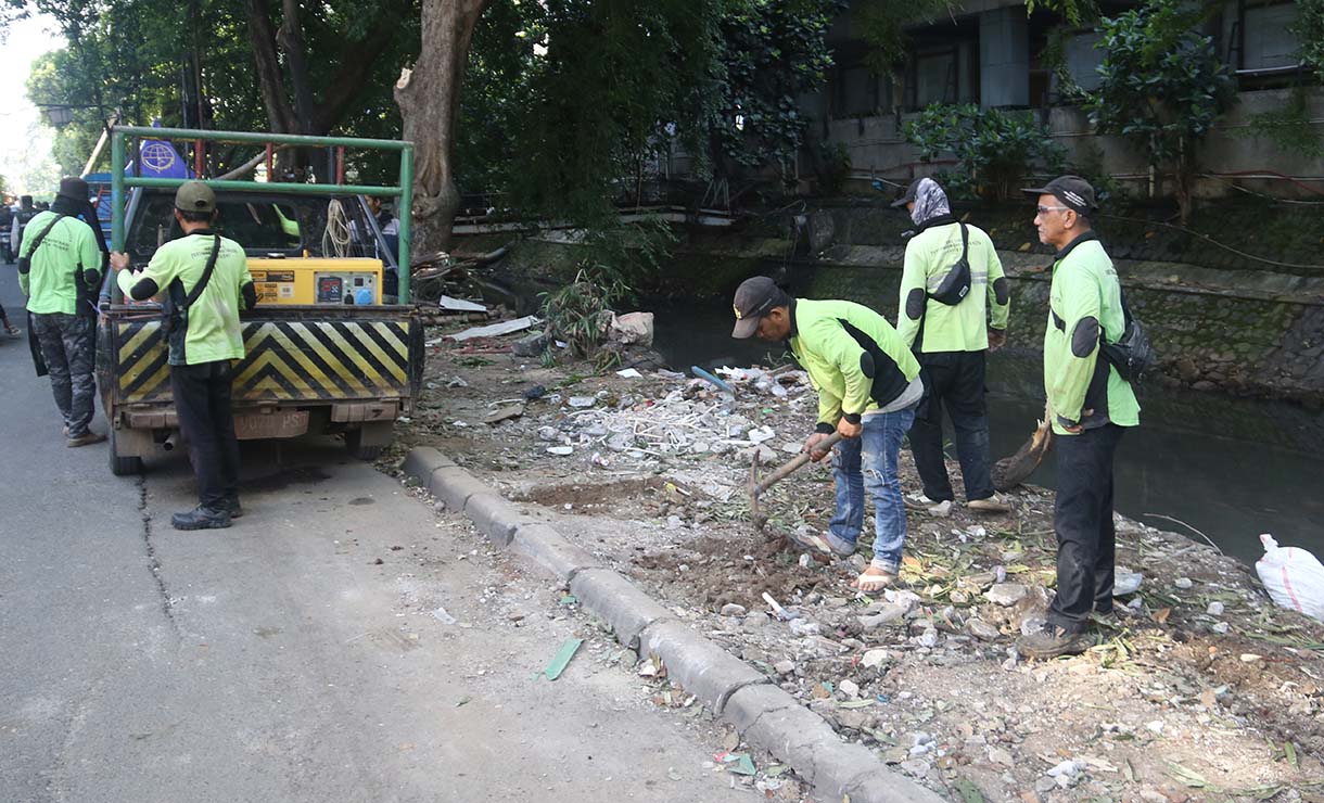 Petugas melakukan penataan di Kawasan Plaza Indonesia,Kebon Kacang, Jakarta, Jumat (13/3/2026).(Beritanasional.com/Oke Atmaja)