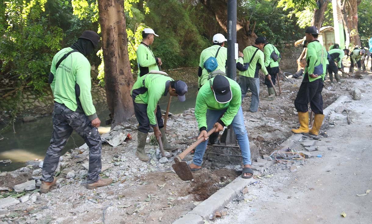 Petugas melakukan penataan di Kawasan Plaza Indonesia,Kebon Kacang, Jakarta, Jumat (13/3/2026).(Beritanasional.com/Oke Atmaja)