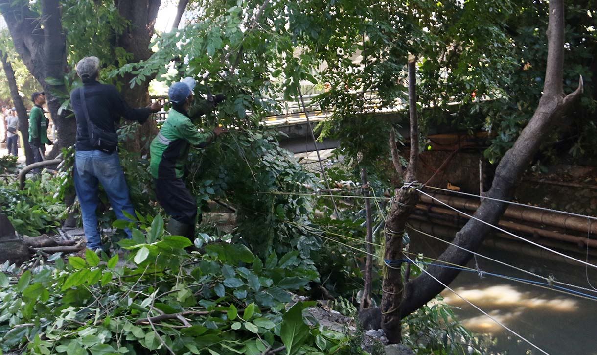 Petugas melakukan penataan di Kawasan Plaza Indonesia,Kebon Kacang, Jakarta, Jumat (13/3/2026).(Beritanasional.com/Oke Atmaja)