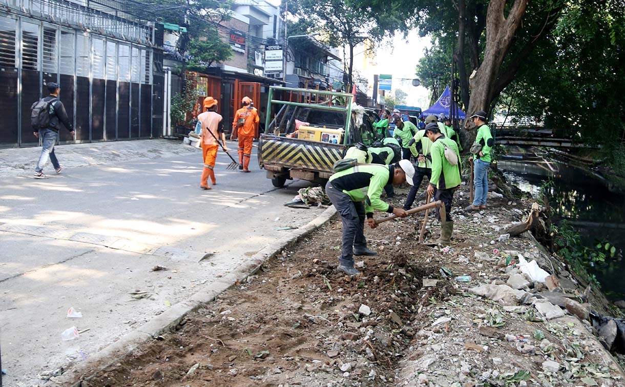 Petugas melakukan penataan di Kawasan Plaza Indonesia,Kebon Kacang, Jakarta, Jumat (13/3/2026).(Beritanasional.com/Oke Atmaja)