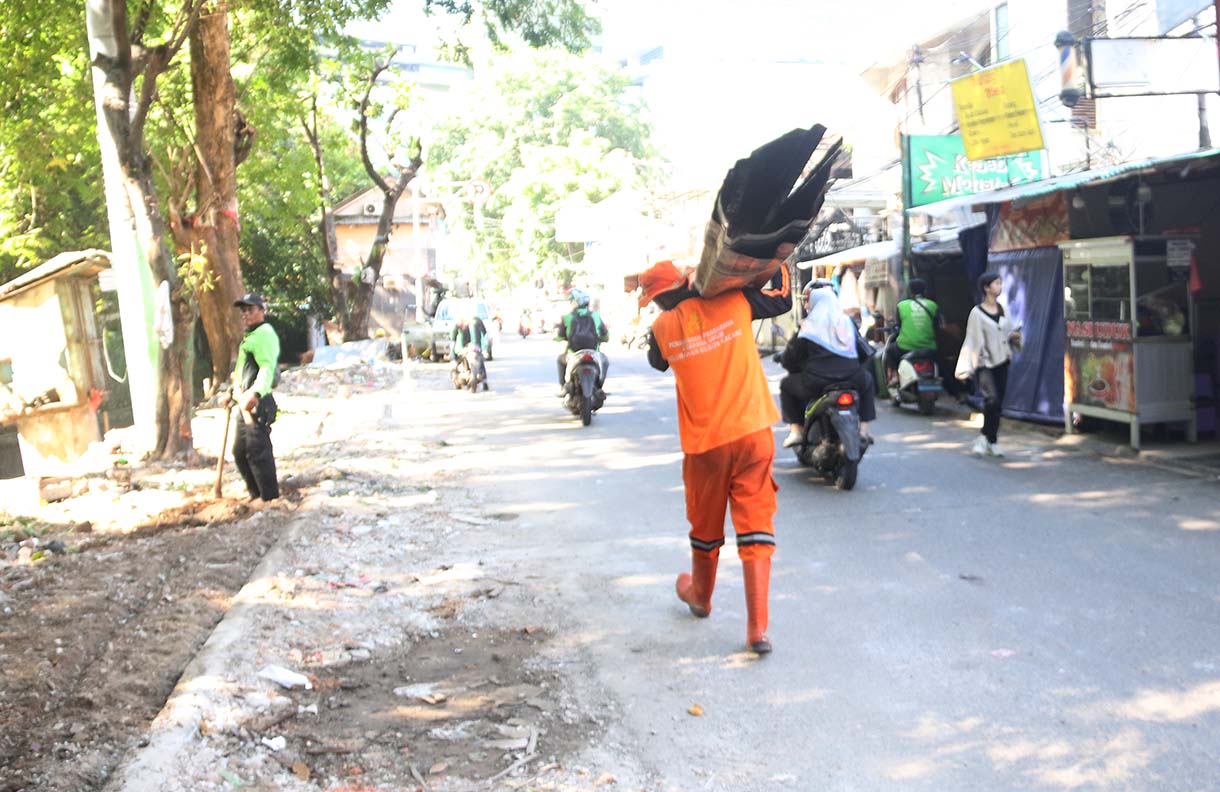 Petugas melakukan penataan di Kawasan Plaza Indonesia,Kebon Kacang, Jakarta, Jumat (13/3/2026).(Beritanasional.com/Oke Atmaja)
