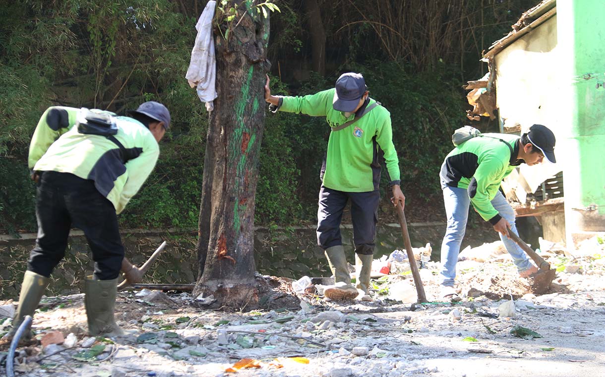 Petugas melakukan penataan di Kawasan Plaza Indonesia,Kebon Kacang, Jakarta, Jumat (13/3/2026).(Beritanasional.com/Oke Atmaja)