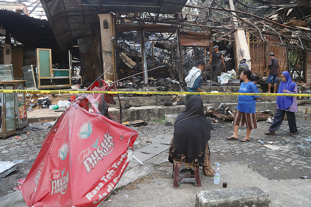 Pedagang korban kebakaran Pasar Taman Puring mencari barang yang masih tersisa akibat kebakaran yang terjadi pada Senin sore di Pasar Taman Puring, Jakarta Selatan. (BeritaNasional/Elvis Sendouw)
