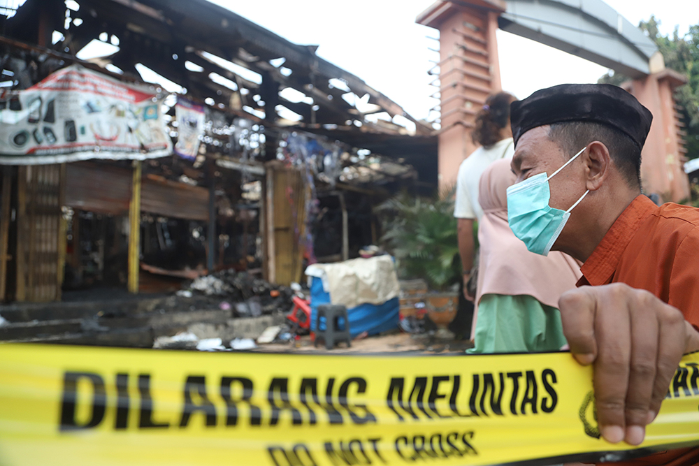 Pedagang korban kebakaran Pasar Taman Puring mencari barang yang masih tersisa akibat kebakaran yang terjadi pada Senin sore di Pasar Taman Puring, Jakarta Selatan. (BeritaNasional/Elvis Sendouw)