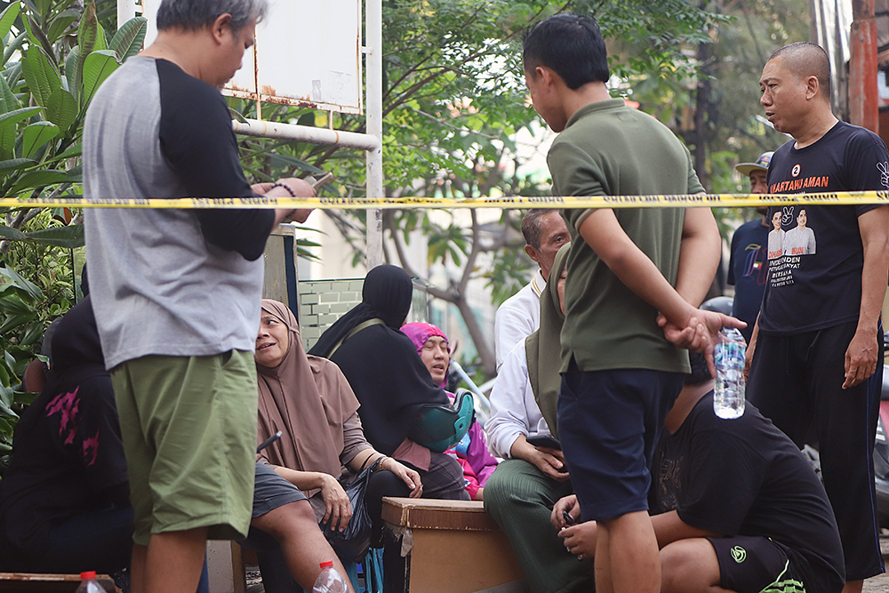 Pedagang korban kebakaran Pasar Taman Puring mencari barang yang masih tersisa akibat kebakaran yang terjadi pada Senin sore di Pasar Taman Puring, Jakarta Selatan. (BeritaNasional/Elvis Sendouw)