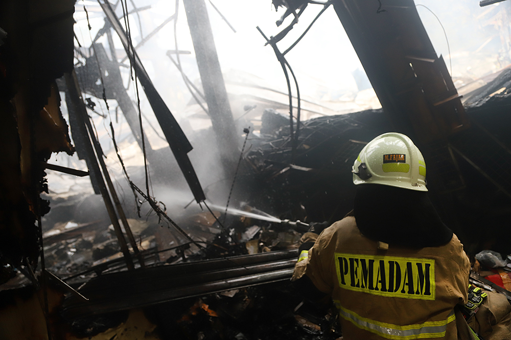 Pedagang korban kebakaran Pasar Taman Puring mencari barang yang masih tersisa akibat kebakaran yang terjadi pada Senin sore di Pasar Taman Puring, Jakarta Selatan. (BeritaNasional/Elvis Sendouw)