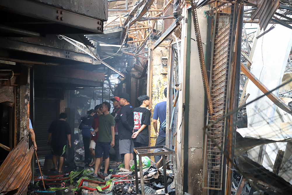 Pedagang korban kebakaran Pasar Taman Puring mencari barang yang masih tersisa akibat kebakaran yang terjadi pada Senin sore di Pasar Taman Puring, Jakarta Selatan. (BeritaNasional/Elvis Sendouw)