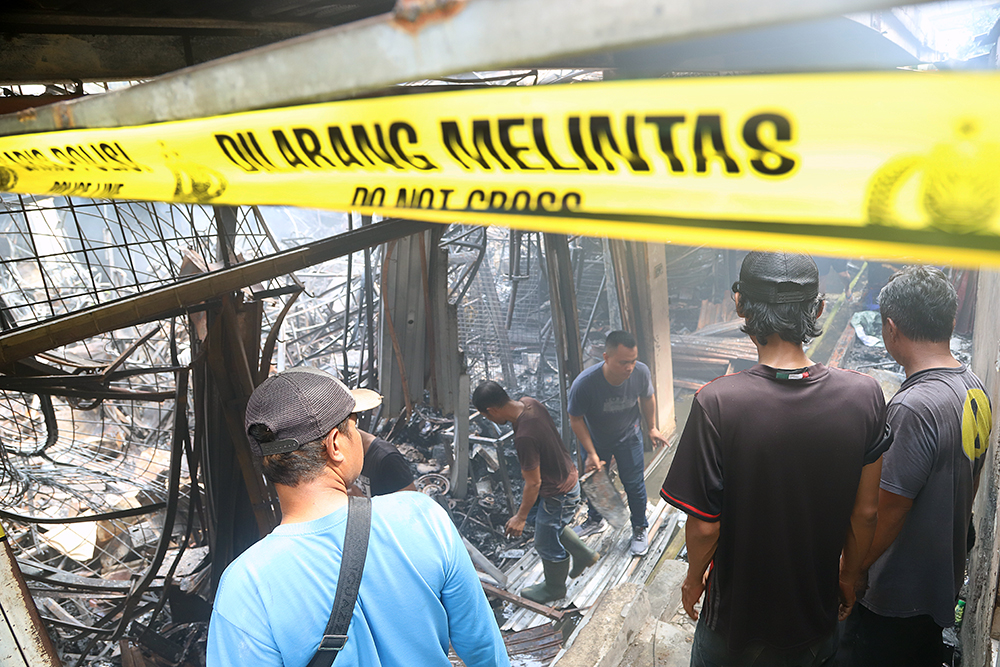Pedagang korban kebakaran Pasar Taman Puring mencari barang yang masih tersisa akibat kebakaran yang terjadi pada Senin sore di Pasar Taman Puring, Jakarta Selatan. (BeritaNasional/Elvis Sendouw)