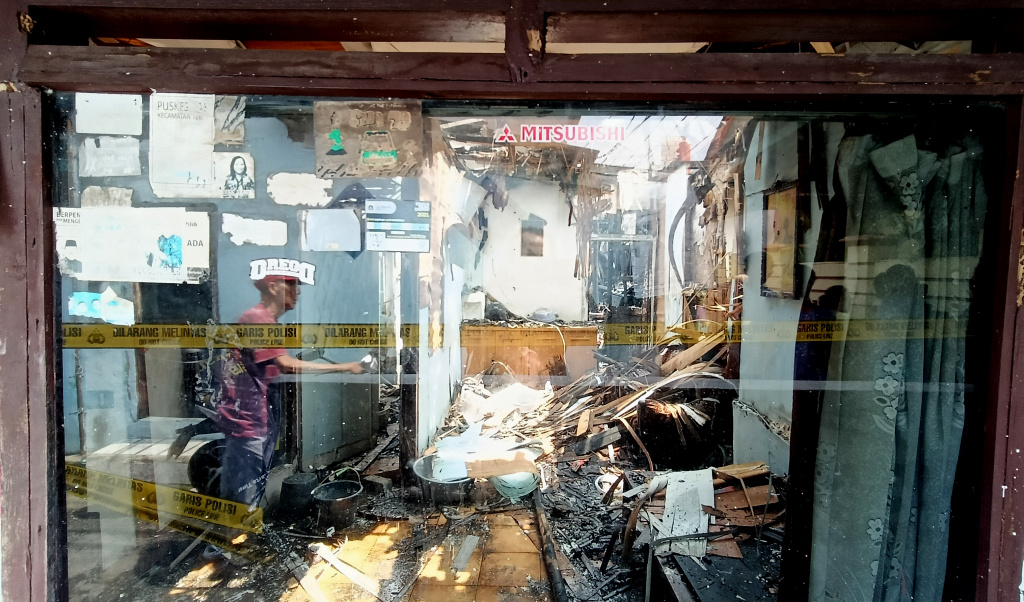 Kebakaran Rumah di Bukit Duri, Jaksel, 4 Anak Tewas Warga melihat rumah yang terbakar di Jalan Kutilang, Bukit Duri, Tebet, Jakarta Selatan, Sabtu (19/7/2025). (Beritanasional.com/ Oke Atmaja)