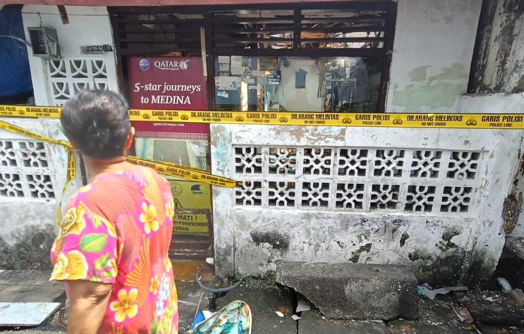 Kebakaran Rumah di Bukit Duri, Jaksel, 4 Anak Tewas Warga melihat rumah yang terbakar di Jalan Kutilang, Bukit Duri, Tebet, Jakarta Selatan, Sabtu (19/7/2025). (Beritanasional.com/ Oke Atmaja)