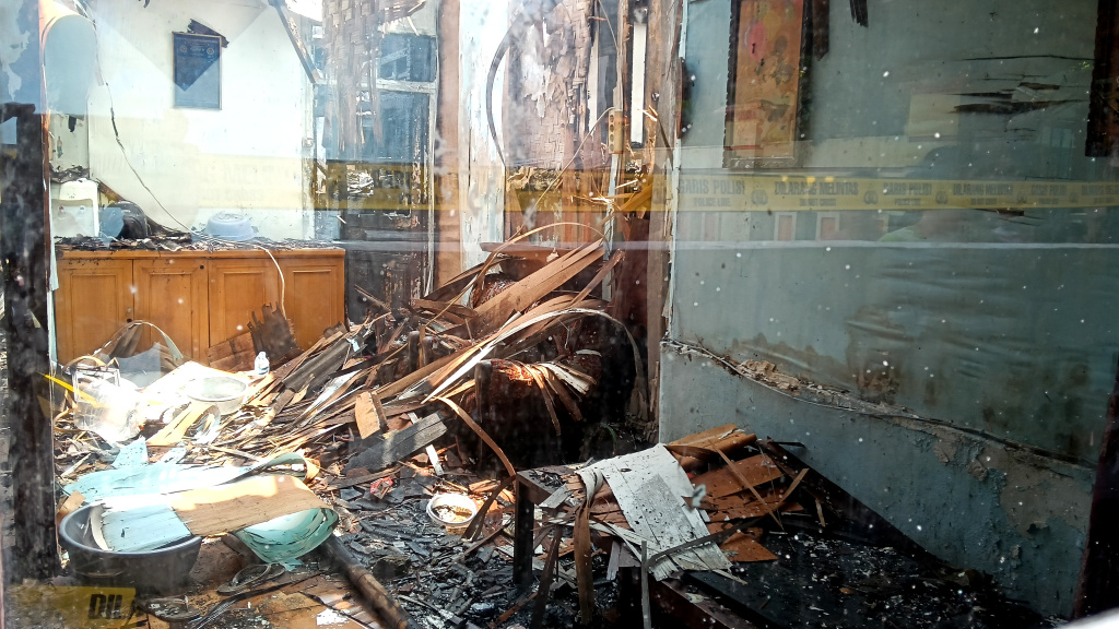 Kebakaran Rumah di Bukit Duri, Jaksel, 4 Anak Tewas Warga melihat rumah yang terbakar di Jalan Kutilang, Bukit Duri, Tebet, Jakarta Selatan, Sabtu (19/7/2025). (Beritanasional.com/ Oke Atmaja)