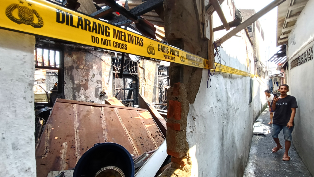 Kebakaran Rumah di Bukit Duri, Jaksel, 4 Anak Tewas Warga melihat rumah yang terbakar di Jalan Kutilang, Bukit Duri, Tebet, Jakarta Selatan, Sabtu (19/7/2025). (Beritanasional.com/ Oke Atmaja)