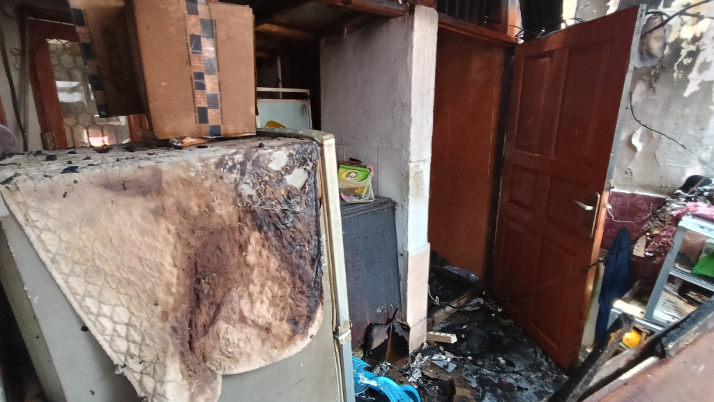 Kebakaran Rumah di Bukit Duri, Jaksel, 4 Anak Tewas Warga melihat rumah yang terbakar di Jalan Kutilang, Bukit Duri, Tebet, Jakarta Selatan, Sabtu (19/7/2025). (Beritanasional.com/ Oke Atmaja)