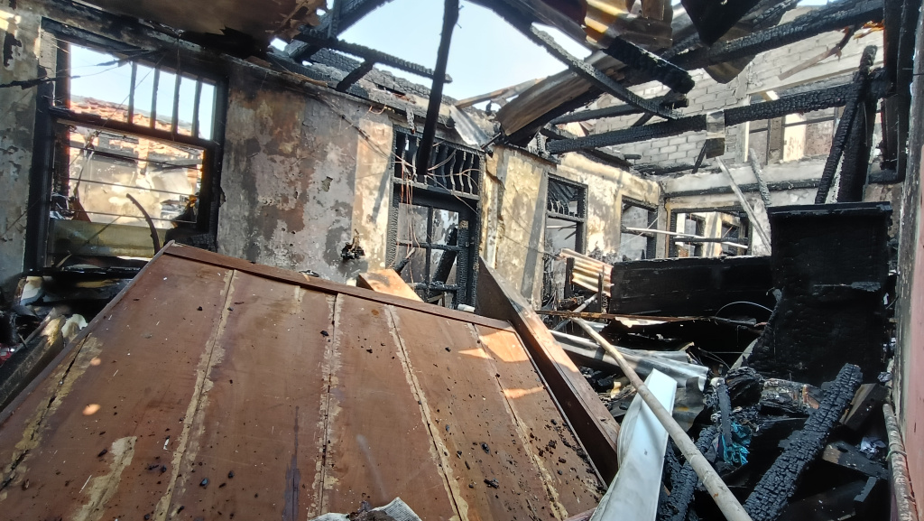 Kebakaran Rumah di Bukit Duri, Jaksel, 4 Anak Tewas Warga melihat rumah yang terbakar di Jalan Kutilang, Bukit Duri, Tebet, Jakarta Selatan, Sabtu (19/7/2025). (Beritanasional.com/ Oke Atmaja)
