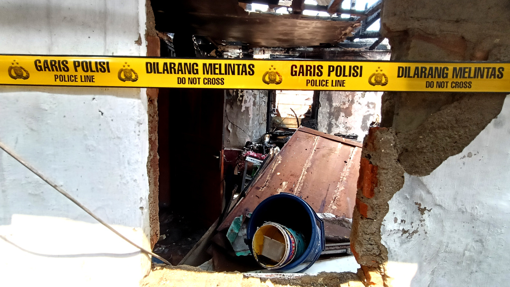 Kebakaran Rumah di Bukit Duri, Jaksel, 4 Anak Tewas Warga melihat rumah yang terbakar di Jalan Kutilang, Bukit Duri, Tebet, Jakarta Selatan, Sabtu (19/7/2025). (Beritanasional.com/ Oke Atmaja)